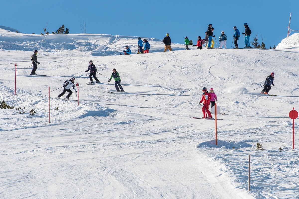 ARCHIV - Sicher ist sicher: Bevor es in den Skiurlaub geht, lohnt es sich, den Versicherungsschutz zu überprüfen. Foto: Benjamin Nolte/dpa-tmn - Honorarfrei nur für Bezieher des dpa-Themendienstes +++ ...