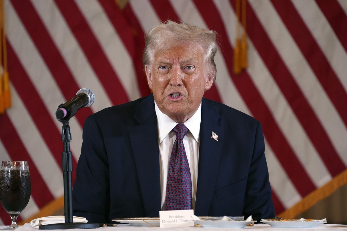 ARCHIV - 09.01.2025, USA, Palm Beach: Der designierte US-Präsident Donald Trump spricht während eines Treffens mit republikanischen Gouverneuren in Mar-a-Lago. (zu dpa: «Trump fordert finalen Gaza-Dea ...