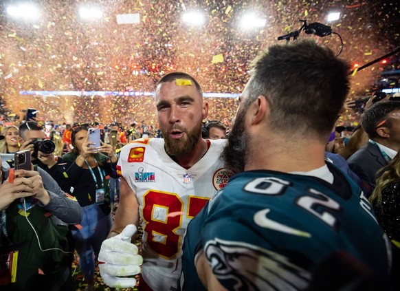 NFL, American Football Herren, USA Super Bowl LVII-Kansas City Chiefs vs Philadelphia Eagles Feb 12, 2023 Glendale, Arizona, US Kansas City Chiefs tight end Travis Kelce 87 talks with his brother Phil ...