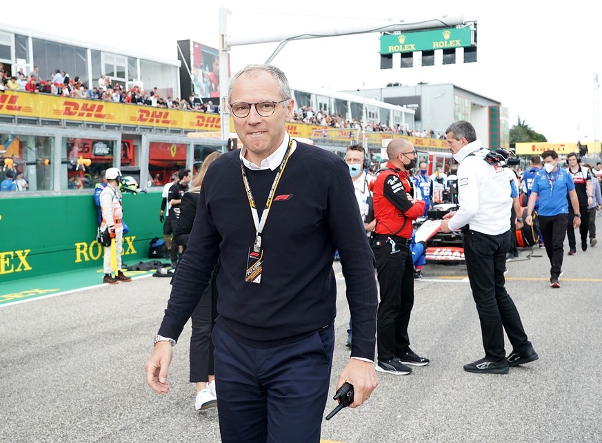 ARCHIV - 23.04.2022, Italien, Imola: Motorsport, Formel-1-Weltmeisterschaft, Grand Prix der Emilia-Romagna, Sprintrennen. Formel 1 Chef Stefano Domenicali in der Startaufstellung. Der Geschäftsführer  ...