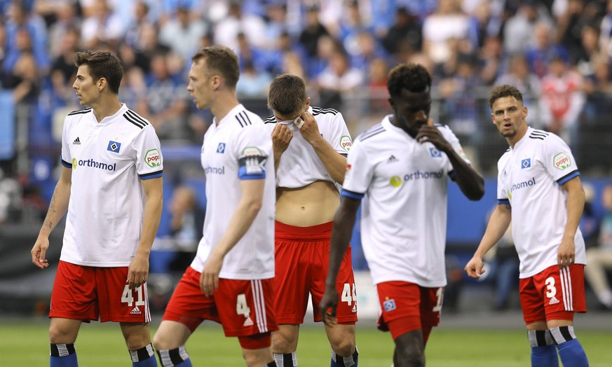 Die enttäuschten Spieler vom Hamburger SV haben den Aufstieg in die Bundesliga erneut verpasst.
