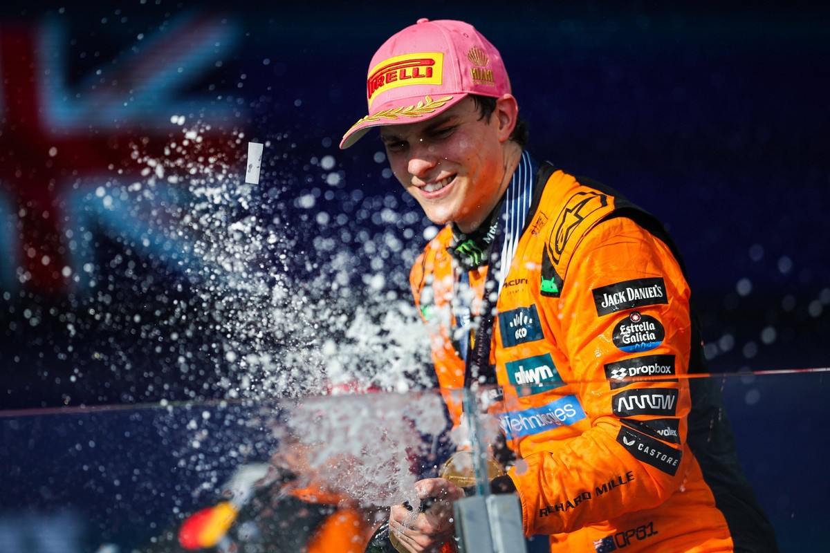 Sport Themen der Woche KW18 Sport Bilder des Tages F1 - MIAMI GRAND PRIX 2025 PIASTRI Oscar aus, McLaren F1 Team MCL39, portrait podium during the Formula 1 Crypto.com Miami Grand Prix 2025, 6th round ...