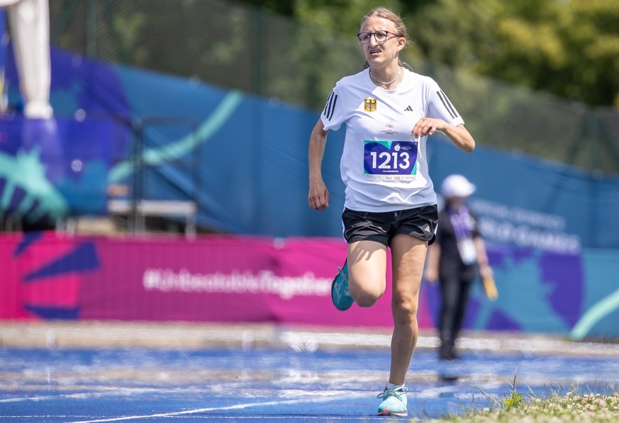 18.06.2023, Berlin: Behindertensport: Special Olympics, World Games, Leichtathletik, 1500 m, Frauen, Level C, Halbfinale, Hanns-Braun-Stadion. Leonie Spehr aus Schleswig-Holstein läuft auf der Bahn. ( ...