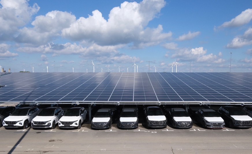 29.09.2022, Sachsen, Rackwitz: Autos der Marke Hyundai stehen unter einem Dach mit Solarpanelen. Das Auto-Logistikunternehmen Mosolf erzeugt an seinem Standort künftig mit Parkplatz-Dächern Strom für  ...