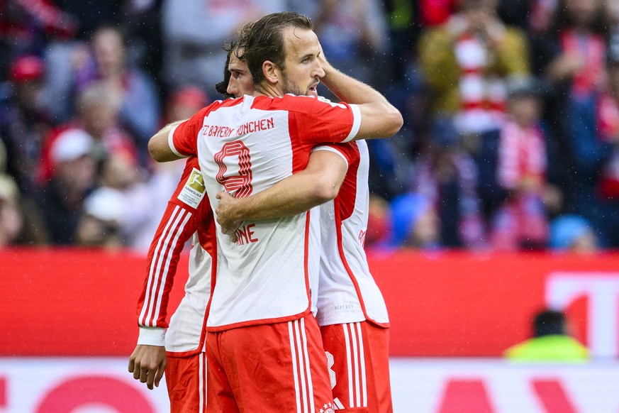 27.08.2023, Bayern, München: Fußball: Bundesliga, Bayern München - FC Augsburg, 2. Spieltag, Allianz Arena. Münchens Harry Kane (l) und Münchens Leon Goretzka (r) jubeln nach dem Tor zum 1:0. Foto: To ...