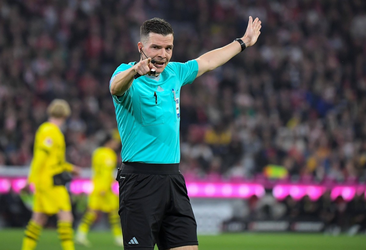 30.03.2024, xemx, Fussball 1.Bundesliga, FC Bayern Muenchen - Borussia Dortmund emspor, v.l. Schiedsrichter Harm Osmers Hannover DFL/DFB REGULATIONS PROHIBIT ANY USE OF PHOTOGRAPHS as IMAGE SEQUENCES  ...