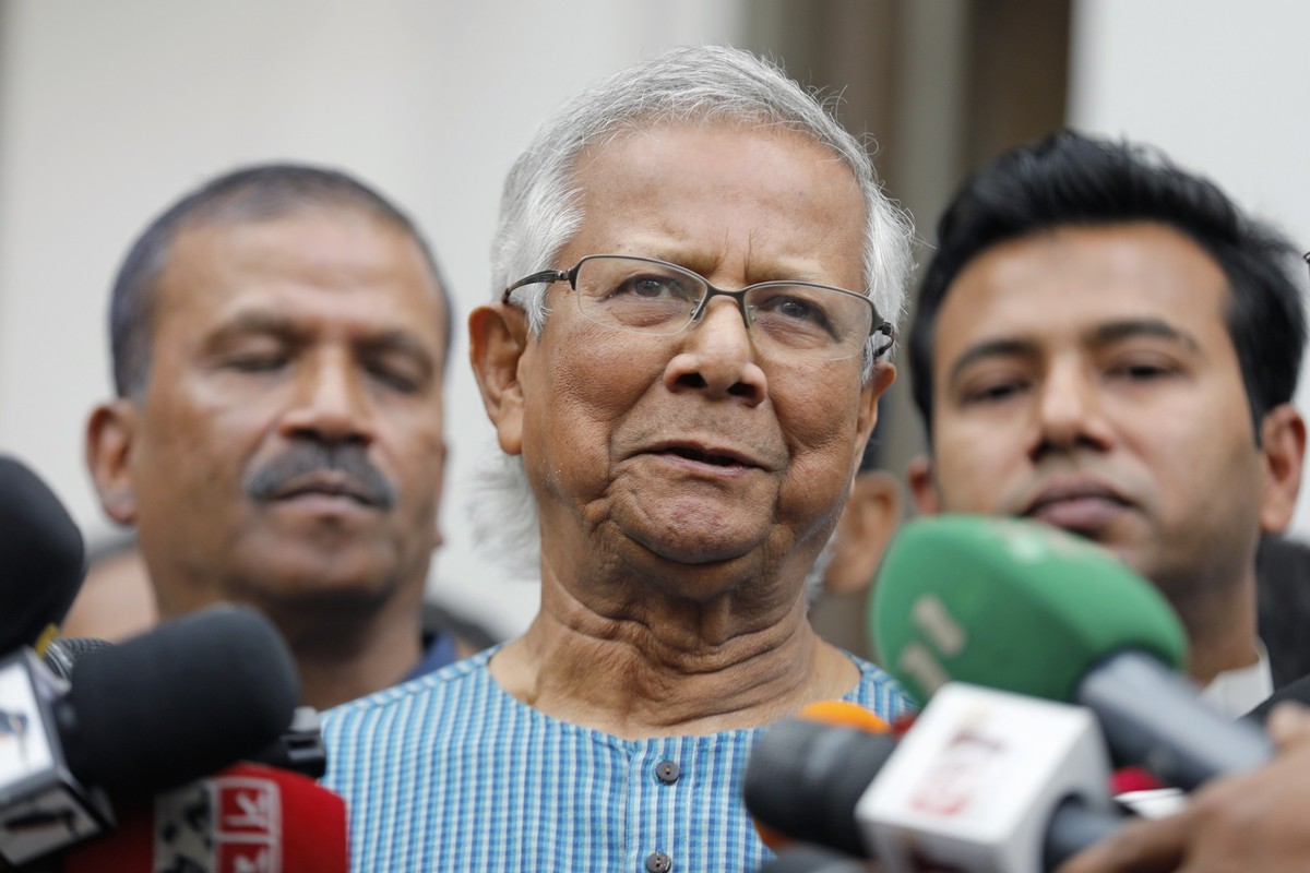 ARCHIV - 03.03.2024, Bangladesch, Dhaka: Muhammad Yunus, Friedensnobelpreisträger und Vorsitzender des Yunus-Zentrums, spricht zu Journalisten, nachdem er von einem Gericht in einem Veruntreuungsfall  ...