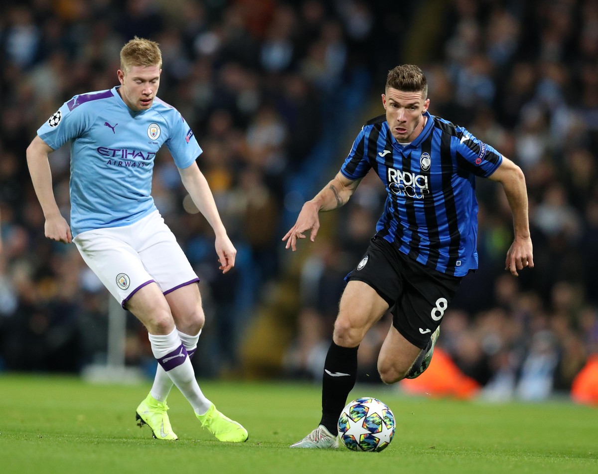 22nd October 2019 Etihad Stadium, Manchester, Lancashire, England UEFA Champions League Football, Manchester City versus Atalanta Robin Gosens of Atalanta takes the ball past Kevin De Bruyne of Manche ...