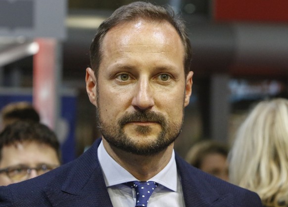 Haakon von Norwegen: Der Kronprinz hat bei einer Pressekonferenz zum royalen Rückzug von Meghan und Harry ein Statement abgegeben.