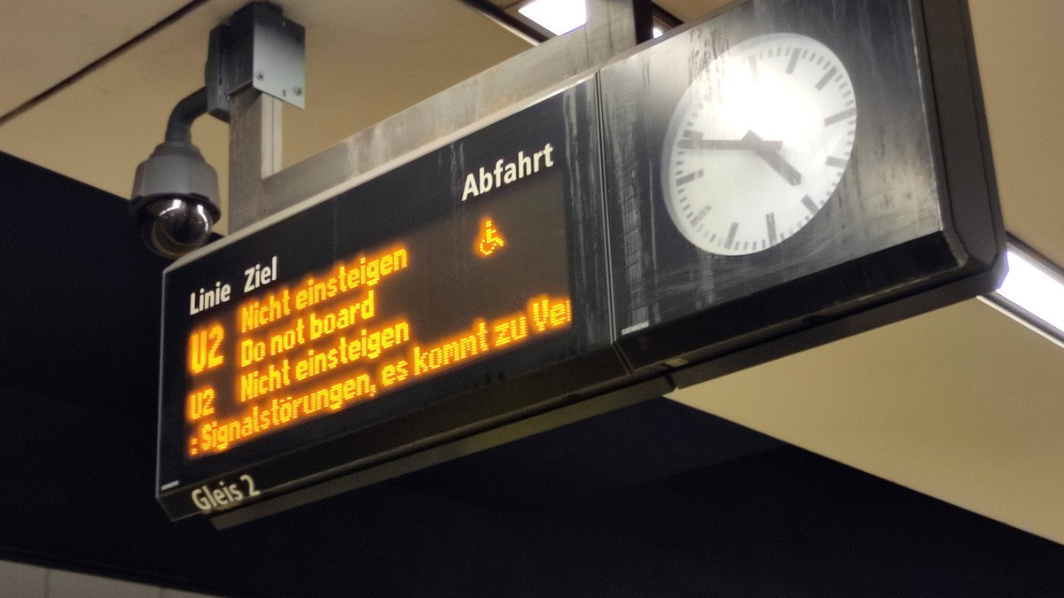 16.07.2025, Berlin - Deutschland. U2, Signalstörung bringt U-Bahn aus dem Takt. *** 16 07 2025, Berlin Germany U2, signal fault brings subway out of sync