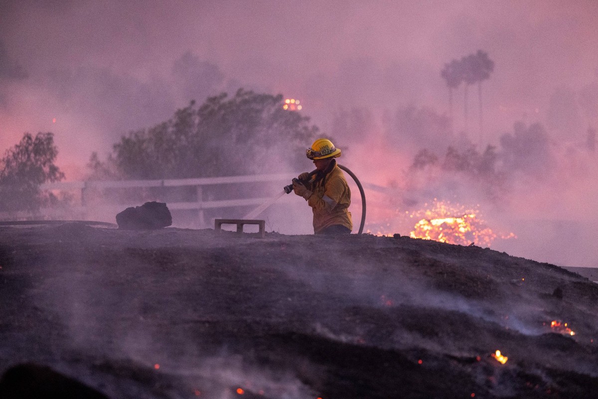 USA, Fl�chenbrand in Moorpark, Kalifornien MOORPARK, CA - NOVEMBER 06: Firefighters work against a fast-moving wildfire on November 6, 2024 in Moorpark, California. California is being lashed by power ...
