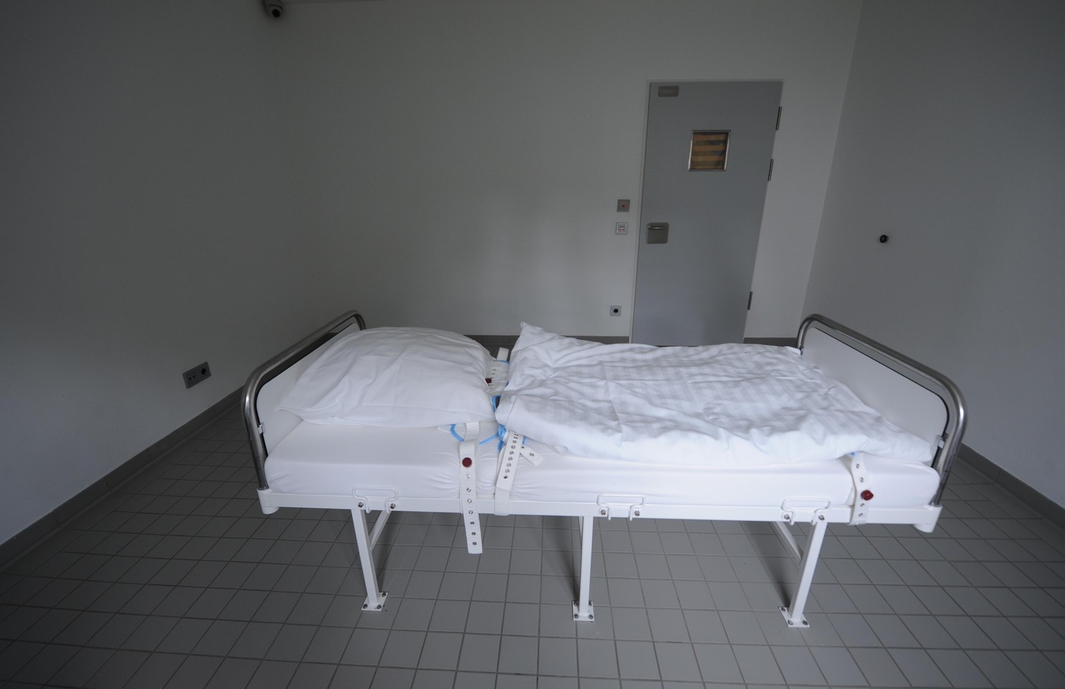 Ein Bett zum fixieren eines Patienten steht in einem Beobachtungsraum in der Forensisch-Psychiatrischen Klinik in Straubing (Niederbayern), aufgenommen am 12.05.2011. In der Maßregelvollzugsklinik sin ...