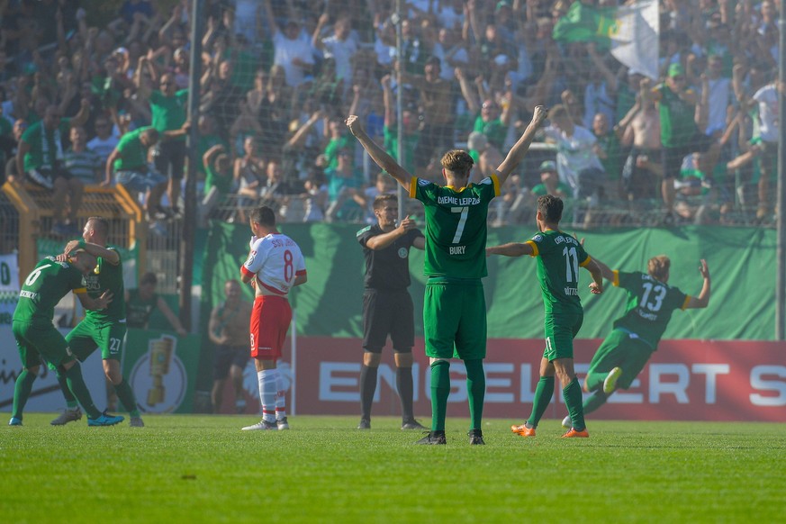 DFB Pokal 2018/19, 1. Hauptrunde BSG Chemie Leipzig - Jahn Regensburg im Bild: ausgelassene Freude bei der Mannschaft und den Fans von Chemie Leipzig nach dem 2:1 Sieg Leipzig Sachsen Deutschland *** ...