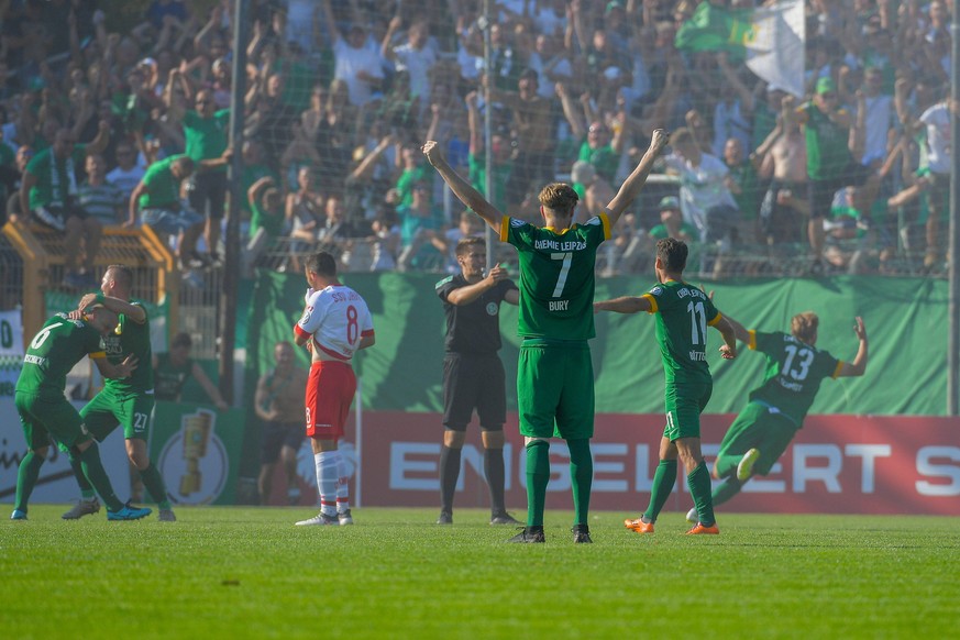 DFB Pokal 2018/19, 1. Hauptrunde BSG Chemie Leipzig - Jahn Regensburg im Bild: ausgelassene Freude bei der Mannschaft und den Fans von Chemie Leipzig nach dem 2:1 Sieg Leipzig Sachsen Deutschland ***  ...