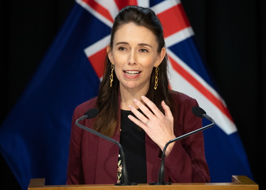 Die neuseeländische Premierministerin Jacinda Ardern verkündete auf einer Pressekonferenz am Montag, dass die strikten Corona-Maßnahmen gelockert werden können.
