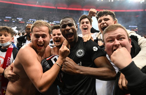 Frankfurts Verteidiger Evan Ndicka feiert mit den Frankfurter Fans.