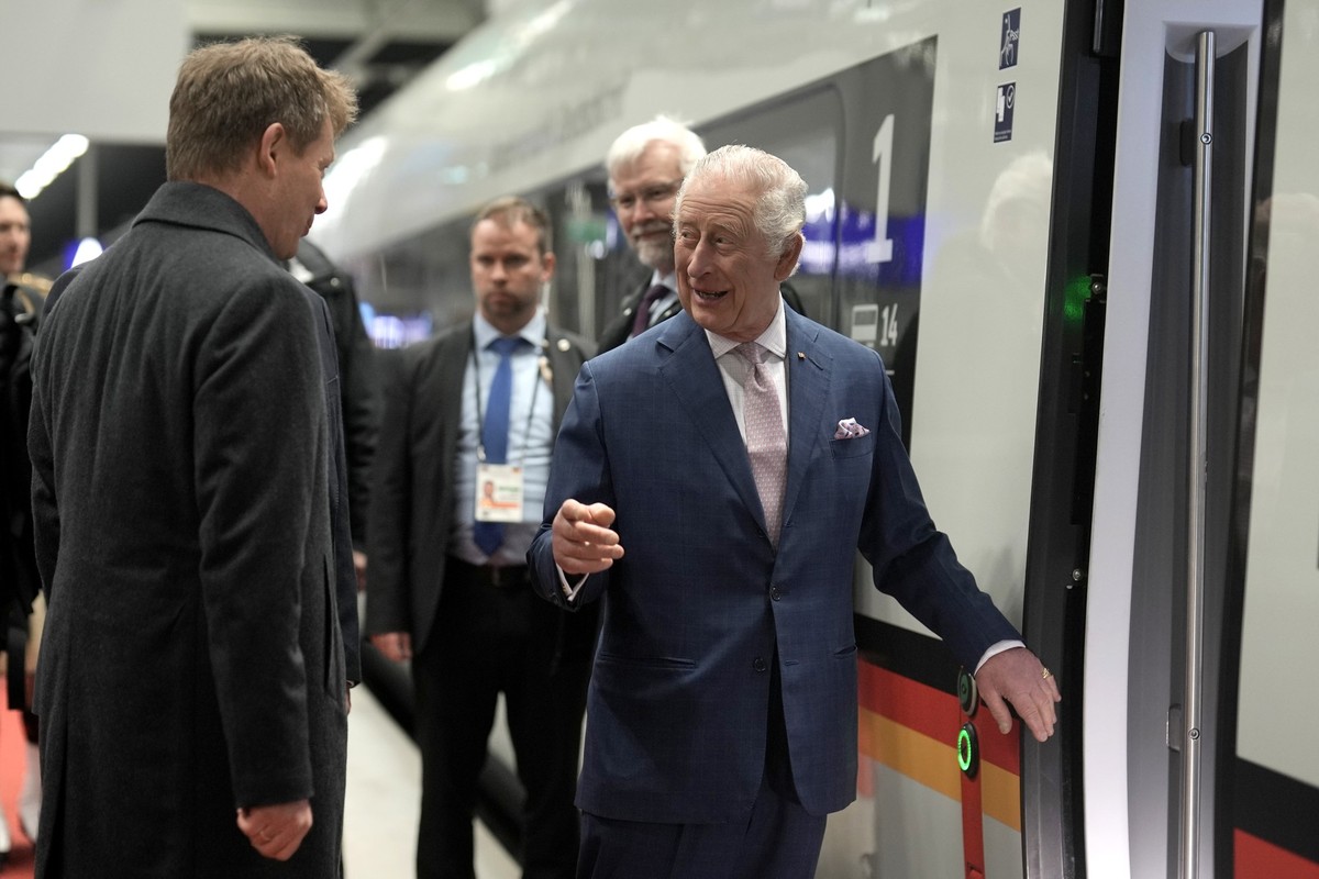 31.03.2023, Berlin: König Charles III. spricht am Bahnsteig mit Richard Lutz (l), Vorstandsvorsitzender der Deutschen Bahn AG, bevor er in den ICE der Deutschen Bahn am Berliner Hauptbahnhof steigt. M ...