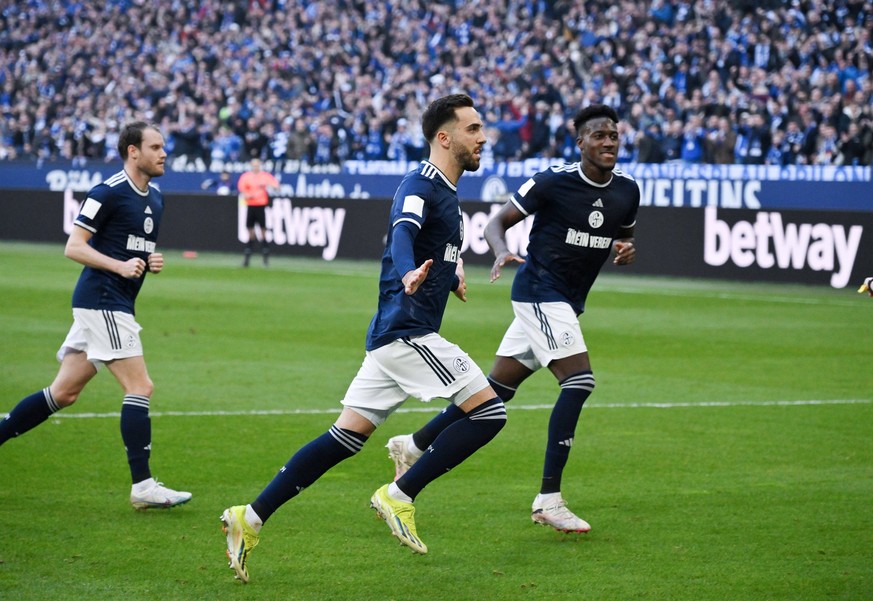 Jubel 1:0 v.re., Bryan Lasme FC Schalke 04, Kenan Karaman FC Schalke 04, Thomas Ouwejan Schalke 04 09.03.2024, Fussball Saison 2023/2024, 2. Bundesliga, 25. Spieltag, FC Schalke 04 - SC Paderborn Gels ...