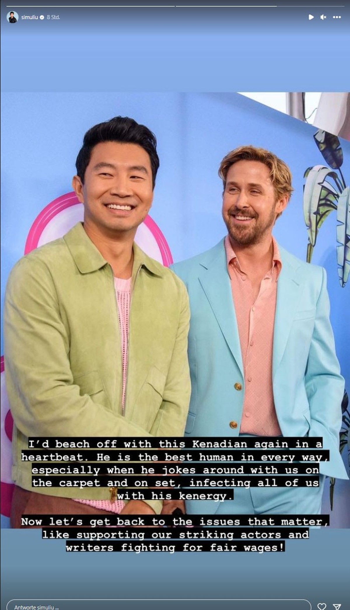 Simu Liu stellt sich vor Ryan Gosling.