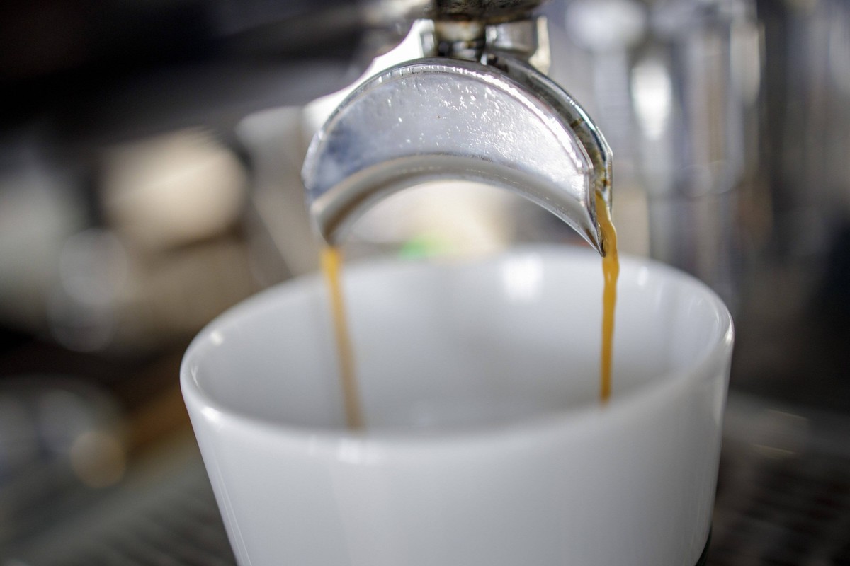 Kaffee wir in einer Siebtraegermaschine aufgebrueht. Coffee is brewed in a strainer machine. Berlin Deutschland *** Coffee is brewed in a strainer machine Berlin Germany Copyright: xThomasxImo/phototh ...