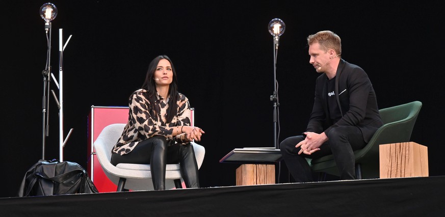 Hannover der 07.05.2020 Oliver Pocher gemeinsam mit Ehefrau Amira Pocher bei der ersten Autokultur-Veranstaltung Die Pochers hier auf dem Schützenplatz in Hannover. Die Besucher verfolgen unter Berück ...