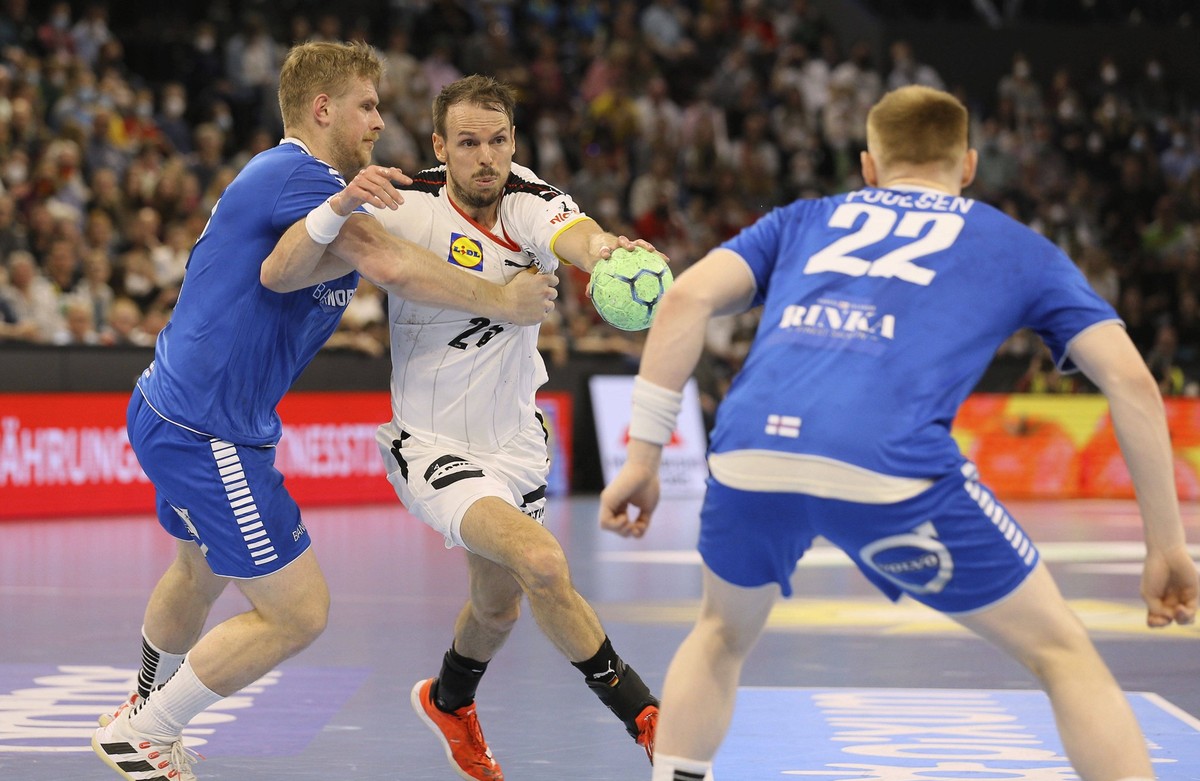 Foto : am Ball Kai Häfner / GER gegen Jonas Gunnarsson Faroe Islands , links Handball Herren am 13.04.2022 Handball Länderspiel der Herren Deutschland - Faröer Inseln *** Photo on the ball Kai Häfner  ...