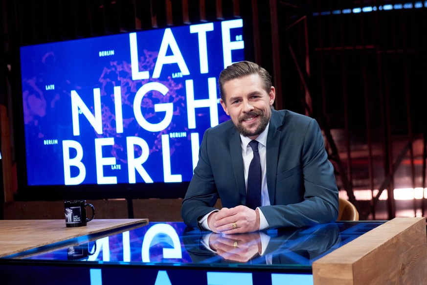 08.03.2018, Brandenburg, Potsdam: Klaas Heufer-Umlauf sitzt in der Kulisse seiner neuen Late Night Show &quot;Late Night Berlin&quot; am Schreibtisch. Ab 13.03.2018 wird die Show wöchentlich auf ProSi ...