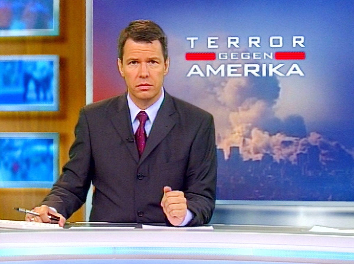 Peter Kloeppel berichtet in einer Sondersendung von den Geschehnissen in New York und Washington nach den fürchterlichen Terroranschlägen, die vielen unschuldigen Zivilisten das Leben gekostet haben.
 ...