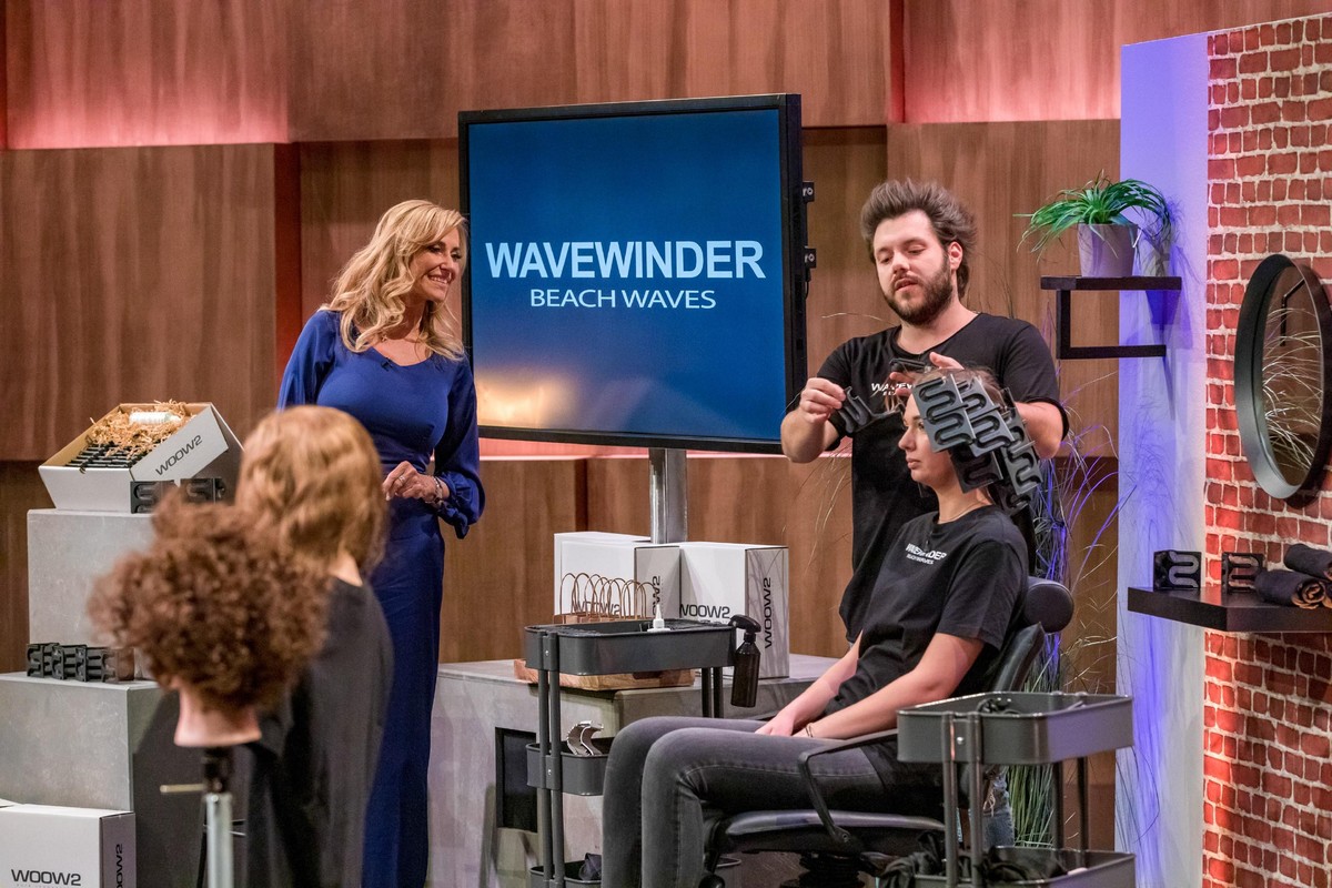 Die _Löwen&quot; Dr. Georg Kofler (vorne), Nico Rosberg, Dagmar Wöhrl und Ralf Dümmel nehmen das Tool für permanente Beach Waves von &quot;Wavewinder&quot; genau unter die Lupe.

Die Verwendung des se ...