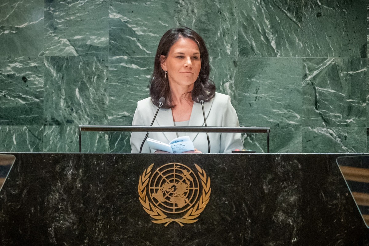 ARCHIV - 26.09.2024, USA, New York: Annalena Baerbock (Bündnis90/Die Grünen), damalige Außenministerin, spricht im September 2024 bei der 79. Generaldebatte der UN-Vollversammlung und liest aus der Ch ...