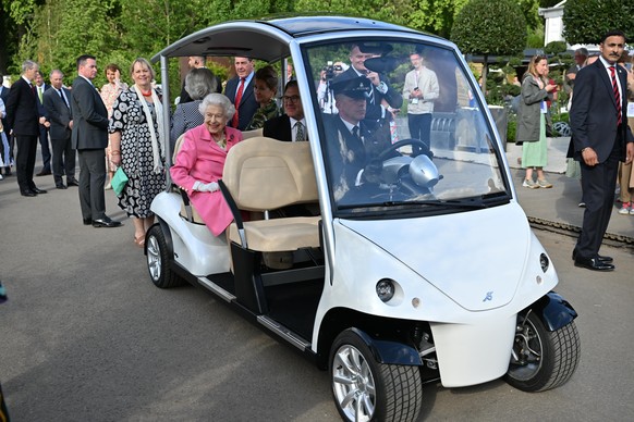 23.05.2022, Gro�britannien, London: Die britische K�nigin Elizabeth II. sitzt in einem Golf-Buggy w�hrend eines Besuchs von Mitgliedern der k�niglichen Familie bei der traditionellen Chelsea Flower Sh ...