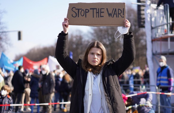 Klimaaktivistin Luisa Neubauer hält ein Schild "Stop the war!" vor einer Demonstration unter dem Motto "Stoppt den Krieg! Frieden für die Ukraine und ganz Europa" gegen den russisc ...