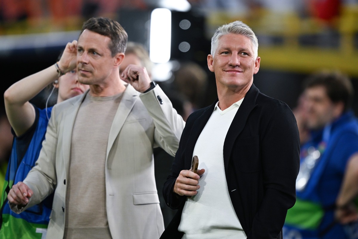 10.07.2024, Nordrhein-Westfalen, Dortmund: Fu�ball, UEFA Euro 2024, EM, Niederlande - England, Finalrunde, Halbfinale, Stadion Dortmund, der ehemalige Fu�ball-Weltmeister Bastian Schweinsteiger (r) st ...