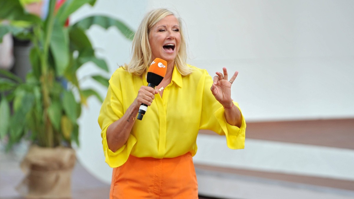 ZDF - Fernsehgarten. Moderatorin Andrea Kiwi Kiewel während der ZDF - Unterhaltungsshow Fernsehgarten am 30.07.2023 in Mainz. 20230730MWI87736 *** ZDF Fernsehgarten host Andrea Kiwi Kiewel during the  ...