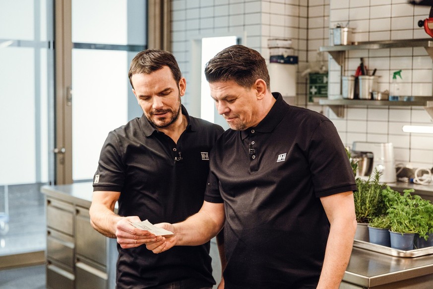 Tim Mälzer (r.) und Steffen Henssler.

Die Verwendung des sendungsbezogenen Materials ist nur mit dem Hinweis und Verlinkung auf RTL+ gestattet.