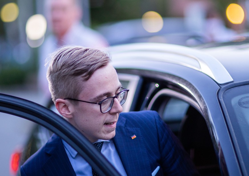 17.06.2020, Mecklenburg-Vorpommern, Spornitz: Der CDU-Politiker Philipp Amthor steigt nach der Sitzung des CDU-Kreisverbandes Ludwiglust-Parchim in ein Auto. Amthor hatte sich als Kandidat zur Wahl al ...