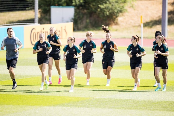 Trainingseinheit DFB Frauen 26.06.2023 Warmlaufen: Laura Freigang Deutschland, 10, Melissa Koessler Deutschland, 32, Sjoeke Nuesken Deutschland, 24, Paulina Krumbiegel Deutschland, 27, Lena Oberdorf D ...