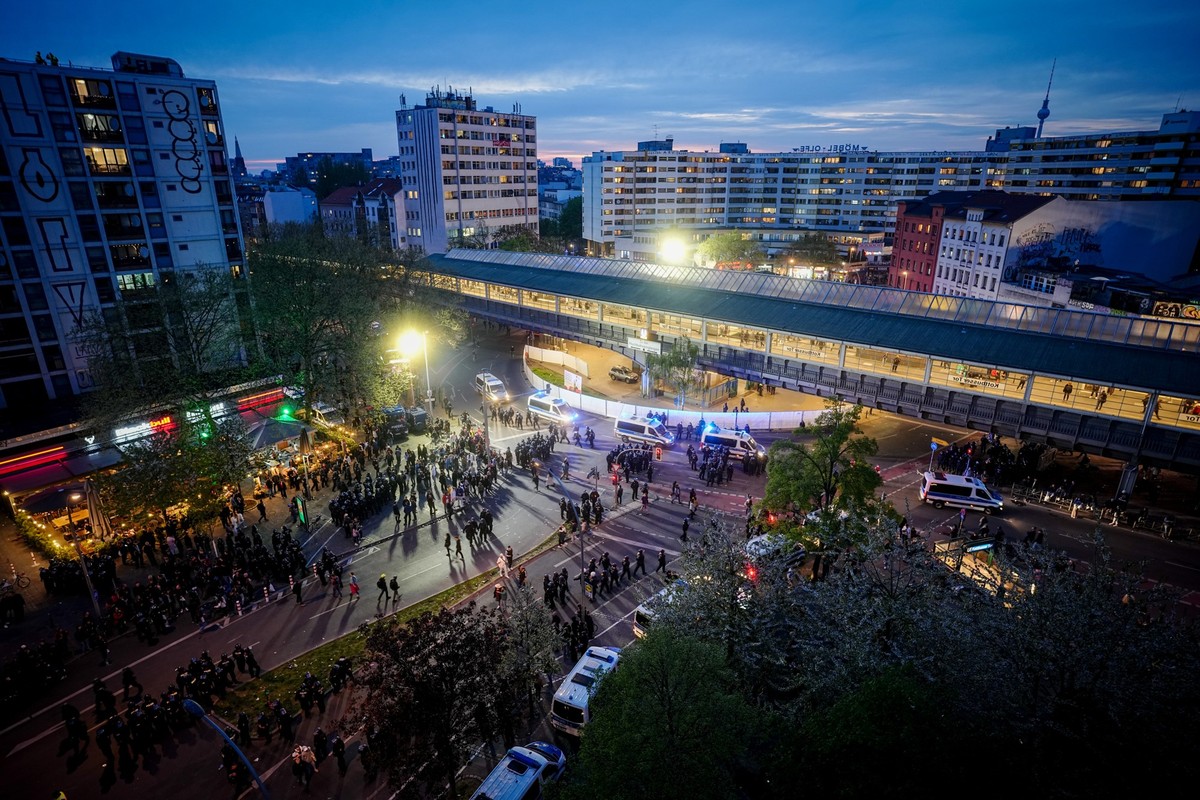 01.05.2023, Berlin: Die Polizei sichert nach der Demonstration «Revolutionärer 1. Mai» das Kottbusser Tor in Kreuzberg. Foto: Kay Nietfeld/dpa +++ dpa-Bildfunk +++
