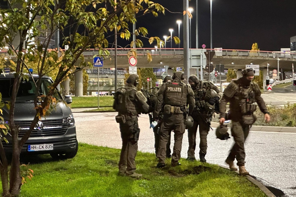 Heute Abend um kurz nach 20 Uhr hat ein Auto ein Tor zum Sicherheitsbereich des Hamburger Flughafens durchbrochen. In dem Auto sollen sich ein Mann und zwei Kinder befinden. Der Mann ist bewaffnet und ...