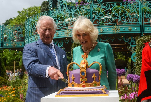 24.05.2023, Großbritannien, Newtownabbey: König Charles III. von Großbritannien und Königin Camilla eröffnen während ihres zweitägigen Besuchs in Nordirland einen neuen Krönungsgarten in Newtownabbey  ...