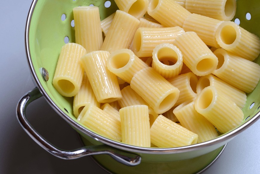 Gekochte Nudeln, wie Spaghetti, Penne, Fusilli, oder wie hier Rigatoni, passen einfach zu vielen Nudel-Gerichten. Schnelle Rezepte gibt es nahezu unendlich, auch in der Low Carb Variante, wie zum Beis ...