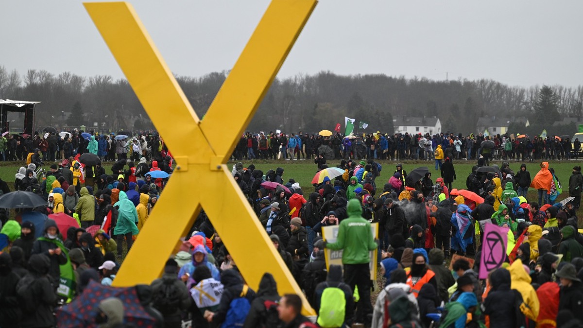 14.01.2023, Nordrhein-Westfalen, Erkelenz: Zahlreiche Menschen nehmen an der Demonstration von Klimaaktivisten am Rande des Braunkohletagebaus bei Lützerath unter dem Motto &quot;Räumung verhindern! F ...