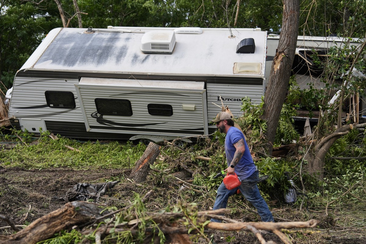 dpatopbilder - 07.07.2025, USA, Center Point: Ein Wohnmobil im Guadalupe Keys Resort, einem Wohnmobilpark in Center Point, Texas, liegt nach einer Überschwemmung auf der Seite. Foto: Ashley Landis/AP/ ...