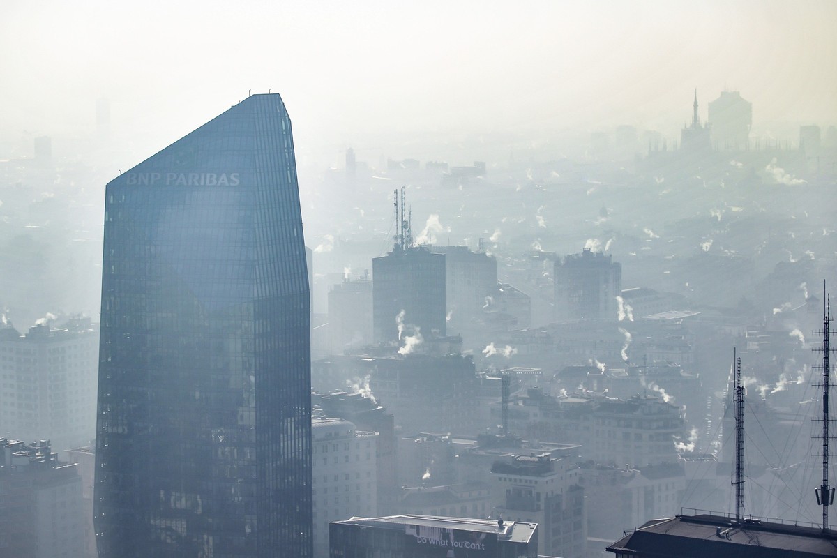 ARCHIV - 08.01.2020, Italien, Mailand: Dunst, Smog und der Rauch aus Schornsteinen h