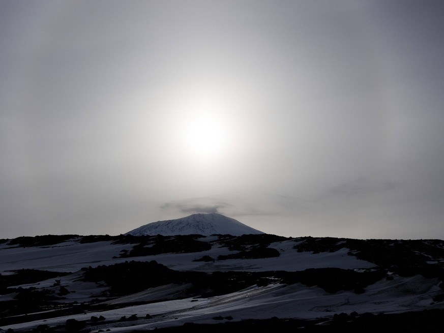 The volcano Mt Erebus, on Ross Island during a visit by New Zealand Prime Minister Jacinda Ardern to Scott Base in Antarctica, Thursday, October 27, 2022 AAP Image/Pool, Mike Scott NO ARCHIVING SCOTT  ...