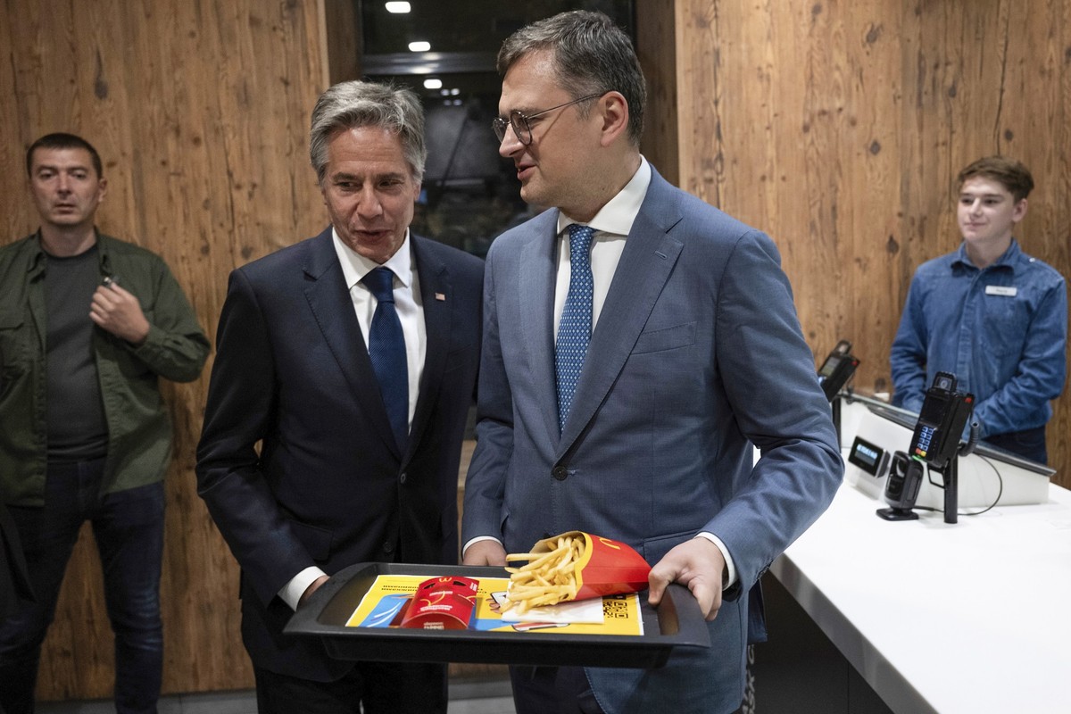 06.09.2023, Ukraine, Kiew: Dmytro Kuleba (Mitte r), Außenminister der Ukraine, und Antony Blinken (Mitte l), Außenminister der USA, holen sich in einem McDonald&#039;s Essen. Foto: Brendan Smialowski/ ...