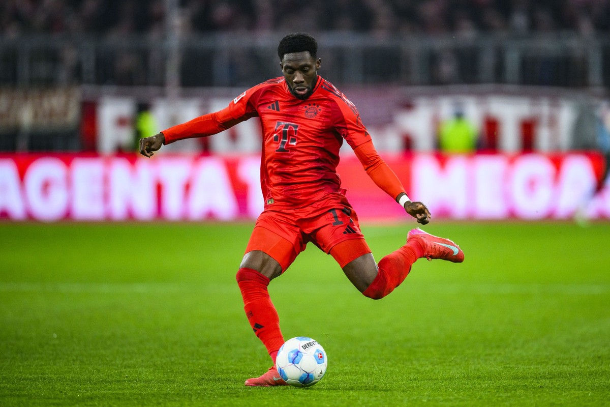 ARCHIV - 18.01.2025, Bayern, München: Fußball: Bundesliga, Bayern München - VfL Wolfsburg, 18. Spieltag, Allianz Arena. Münchens Alphonso Davies in Aktion. (zu dpa: «Davies verlängert beim FC Bayern b ...