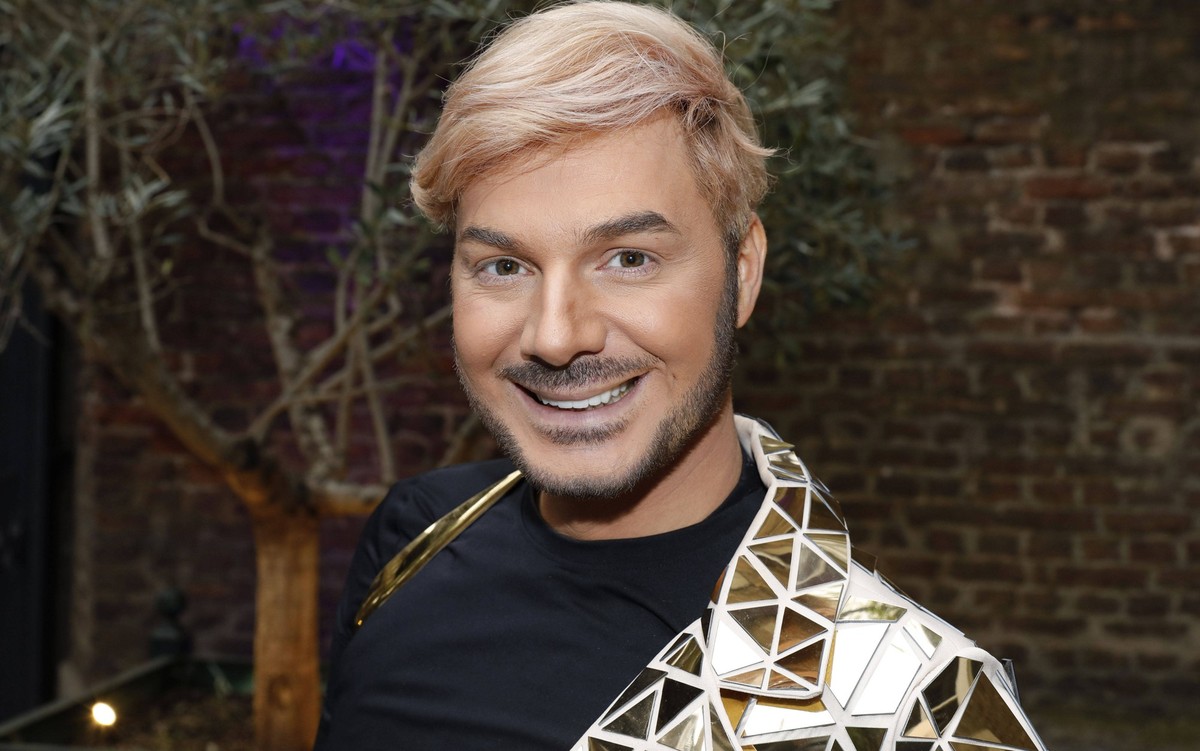 Sam Dylan beim Photocall zur Amazon Prime Video Reality-Show The 50 in der Wolkenburg. K