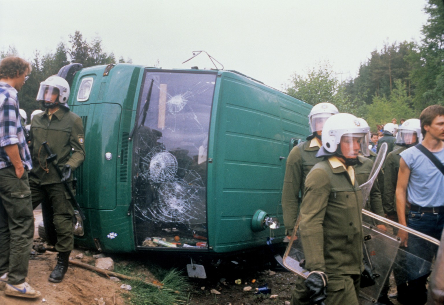 Ein umgestoßener Polizeiwagen in Wackersdorf: Bei einer Demonstration kam es am 21. Mai 1986 auf dem Gelände im Taxöldner Forst zu schweren Auseinandersetzungen zwischen der Polizei und militanten Ato ...