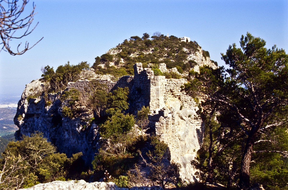 Treppe Stufen zur Burg Castell d Alaro Weg Pfad wandern Wanderung auf Mallorca Urlaub Reise reisen Panorama in Spanien Palma de Mallorca, Spanien - 23. Oktober 2021: Treppe Stufen zur Burg Castell d A ...